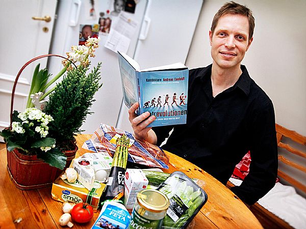 Družinski zdravnik Andreas Eenfeldt na švedskem velja za enega največjih nutricistov. je avtor več knjig, predavatelj, gost televizijskih oddaj, njegov blog www.kostdoktorn.se pa je poln primerov ljudi, ki so shujšali v kratkem času.
